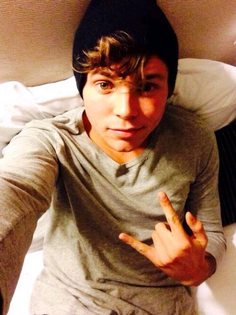 5SOS ♥ I hate Ashton so much •