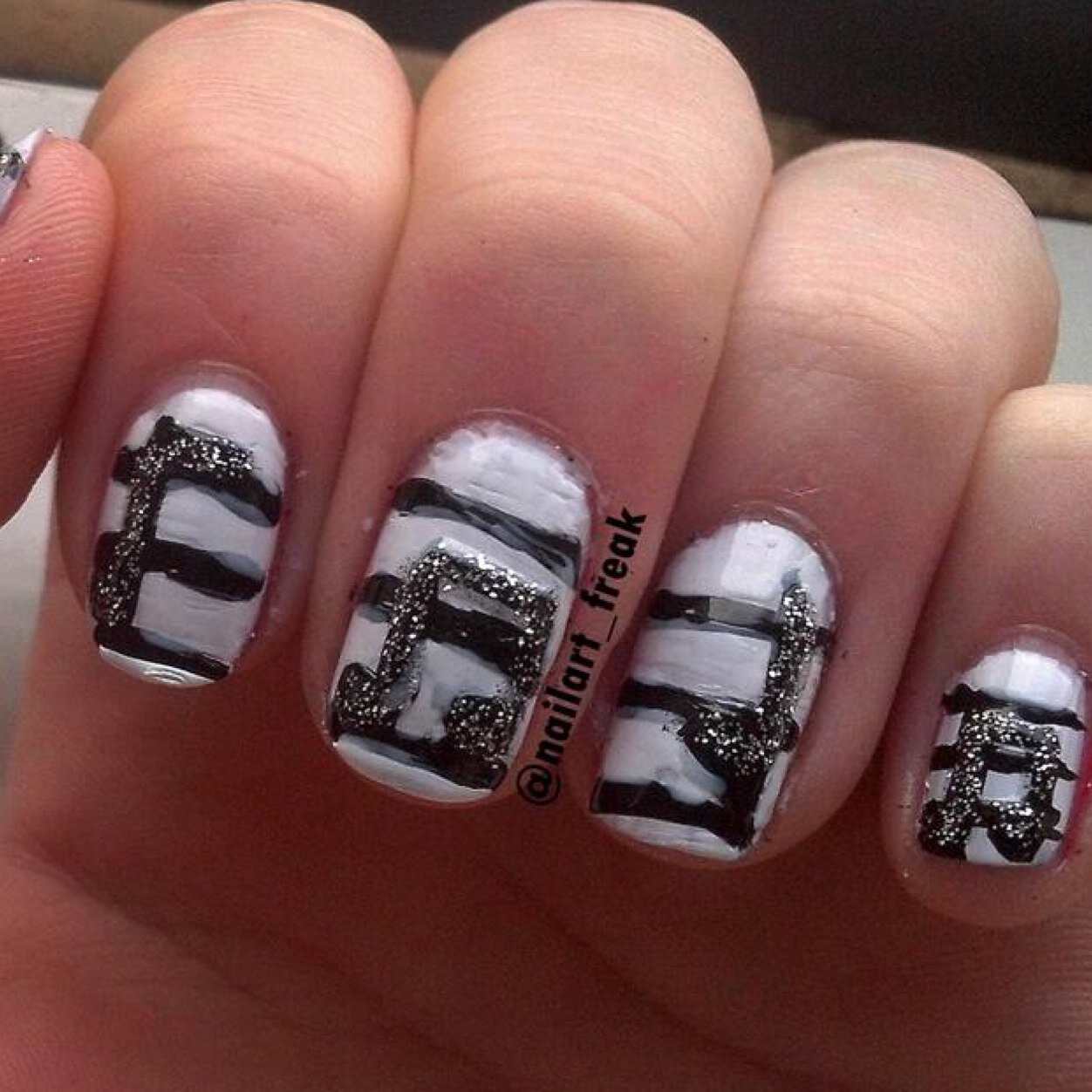 lak de followknop blauw! | nailart verslaafd | battles | veel fotos | follow me! | blogger since 1-10-2013 | op naar de 800! |