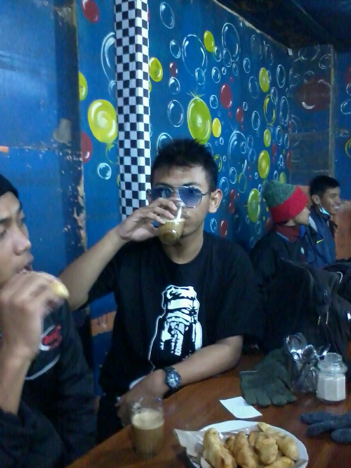 gw adalah gw.
gw tu ngeselin.
Ngeselin tu gw