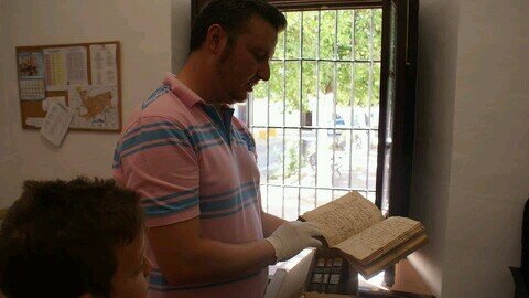 Maestro amante de las letras, los libros, las leyendas, su pueblo y su historia...