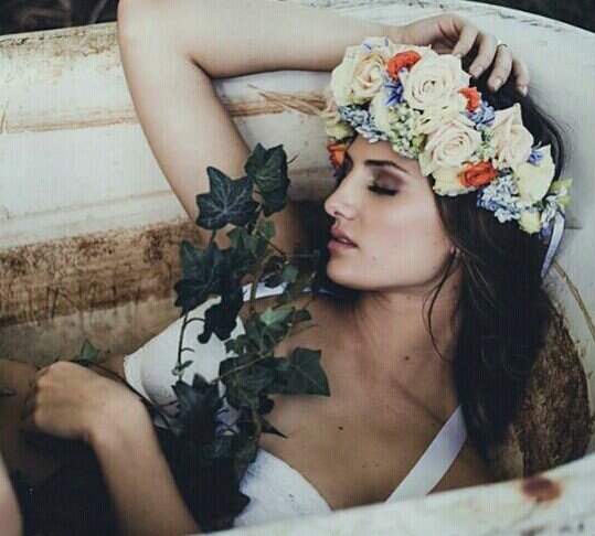 fugaaz_'s profile picture. Sola, hundida, fragil, y debil. No lo entederas hasta que no estes en mi piel.