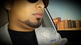 ‏ جميلٌ أن تلتقِي بغَريبٍ تُهديه وردةً مِن فرَح ، وَتمضِي إذ بصَدى دعواتهُ تلاحِقُك ♡ *”