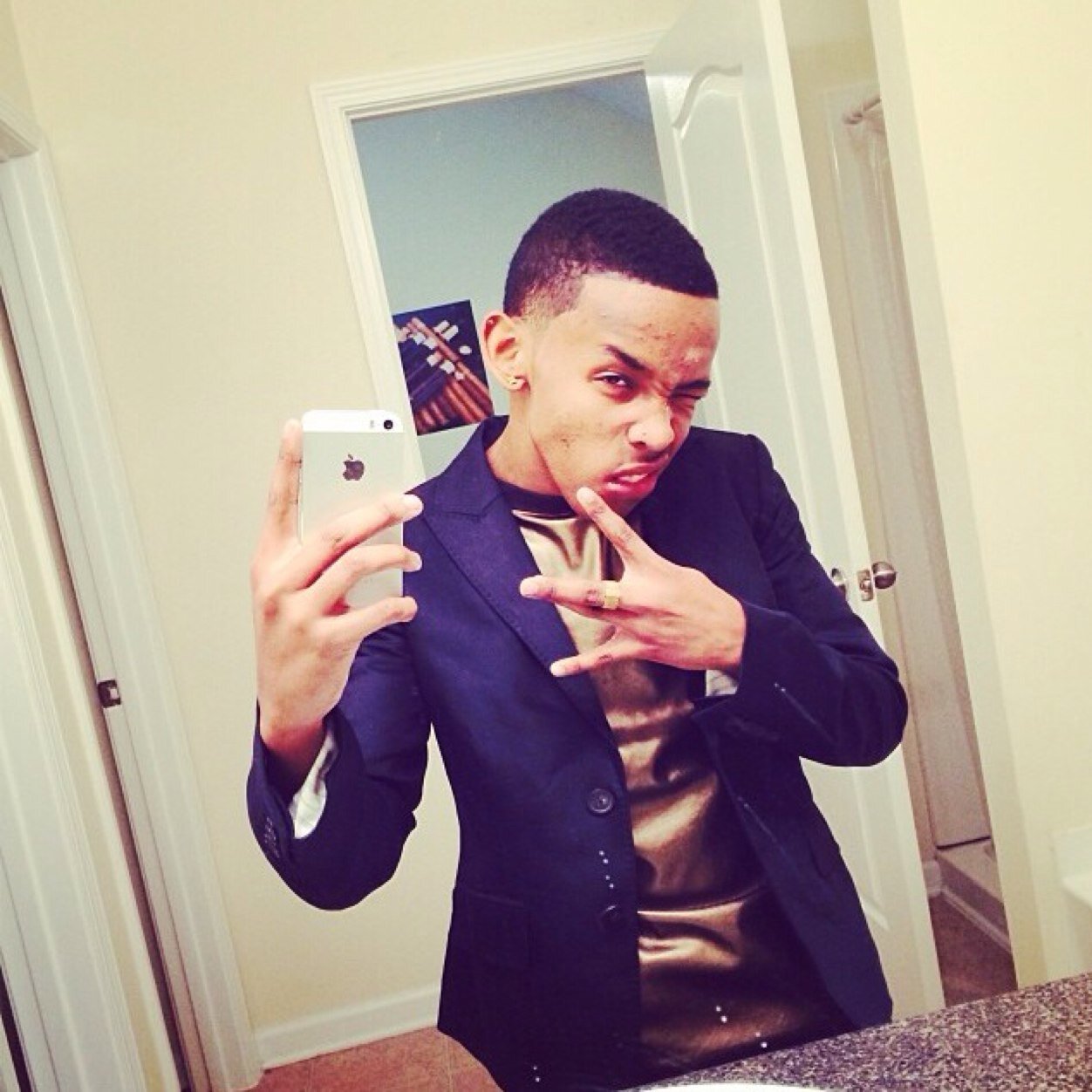 #TeamJesus ! #TeamMindless #TeamRocRoyal #TeamJettSetter #TeamSpreadPeace #Spiffy #Trendy #MoonWalkin' #RAVENS! Follow my buddy @iLoveeProddd