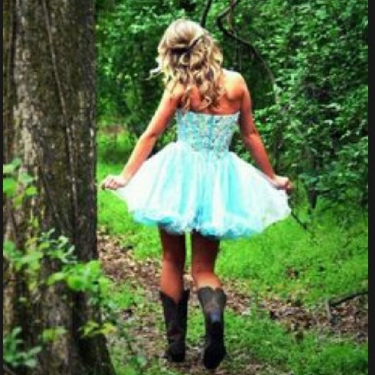 Southern girls keep it classy. Loving our Bows and Pearls  Sippin on sweet tea and theres no better way to live rather than back in the Sticks