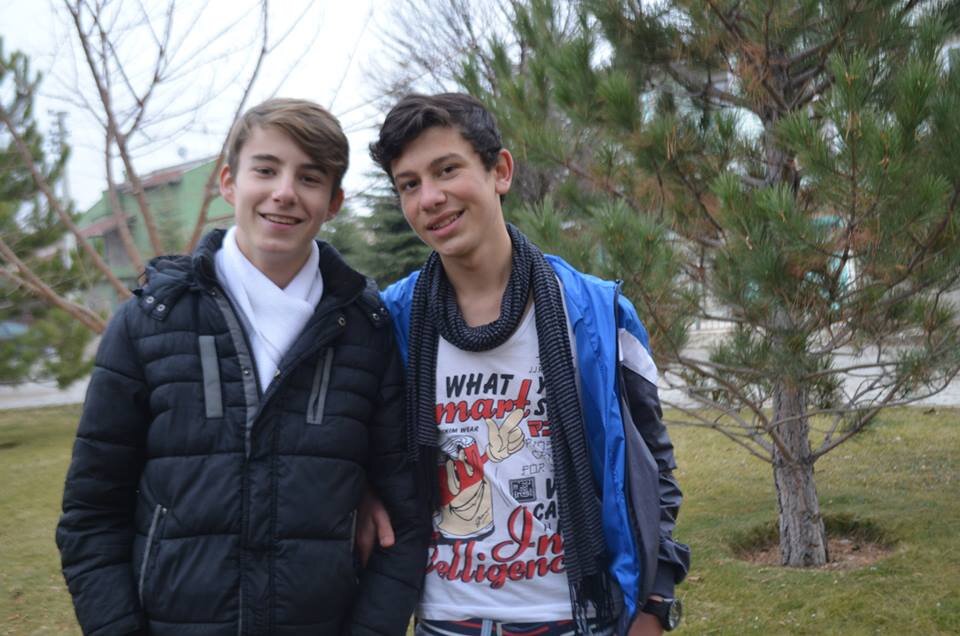 Eskişehirliyim :)
Yaş 16 :)
Boy 1.75