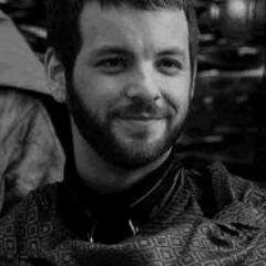 Rey Renly Baratheon. Sexy, atrevido. Señor de Bastión de Tormentas. Rey del Altojardin. NO ESTABA MUERTO, ESTABA DE PARRANDA