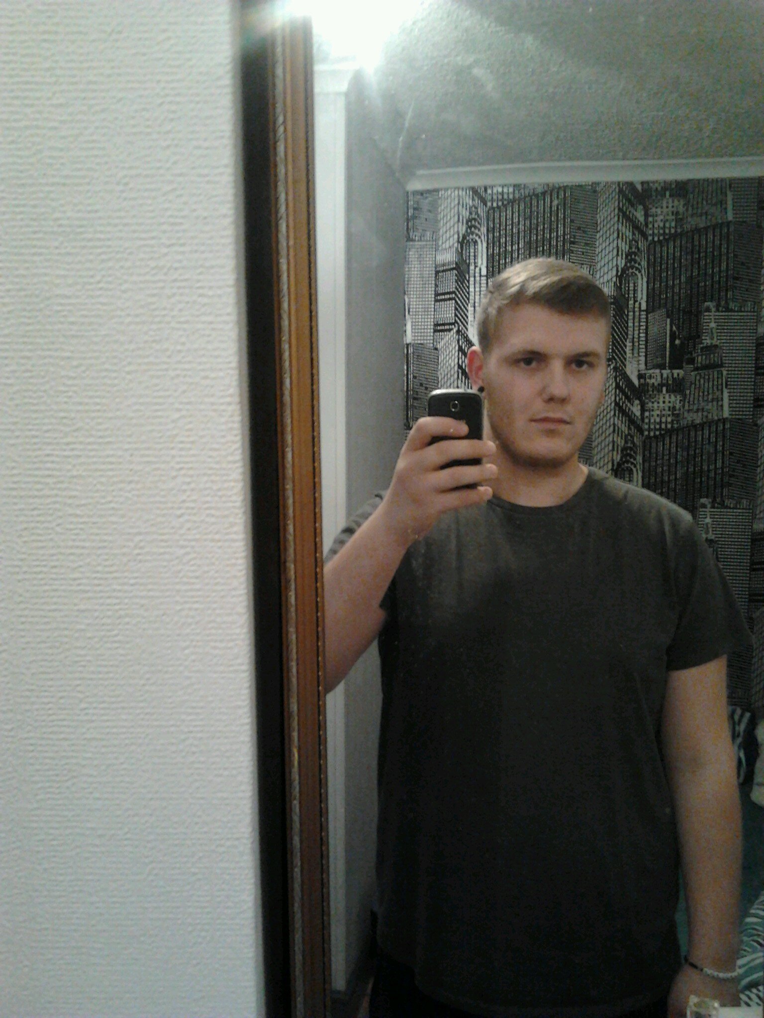 im down to earth guy and if u want to know any thing about me just tweet me and follow me and ill follow back