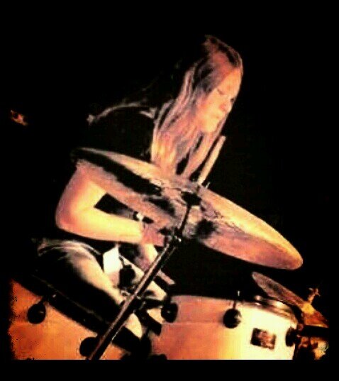 Drummer, e-mail: lroth302@gmail.com (wil heel graag in een band en optreden) 15 jaar (zit al 6 jaar op drummen) ..mail me..