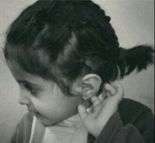 انيقَه بطريقھهٓ ملفتھهٓ. . و خجوله . . هادئه آمآم آلنآس . . مزعجَه آمامَ من احب . . وَ خلف آلازعآأجَ عنآآد غريب :آنآ فتاة ،،بمفآهيممٓ مختلفھٓ