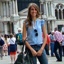 #Periodista #Bibliotecaria #Blogger #ComunicacionDigital. Amante del buen estilo, la buena mesa y la buena compañìa. Tambièn en @ChicnFit :)