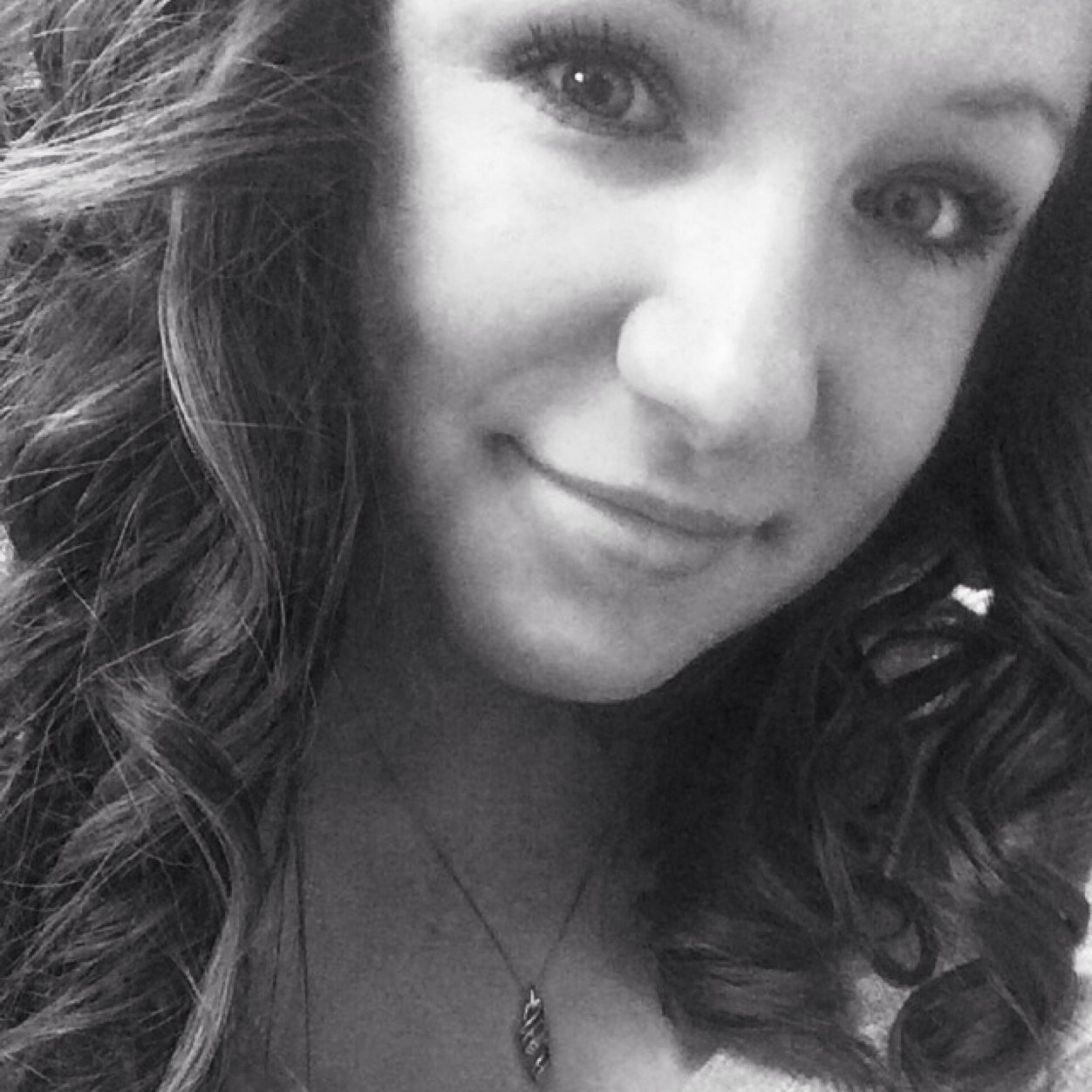 maggieeryan's profile picture. love by the sun; live by the moon ☀️