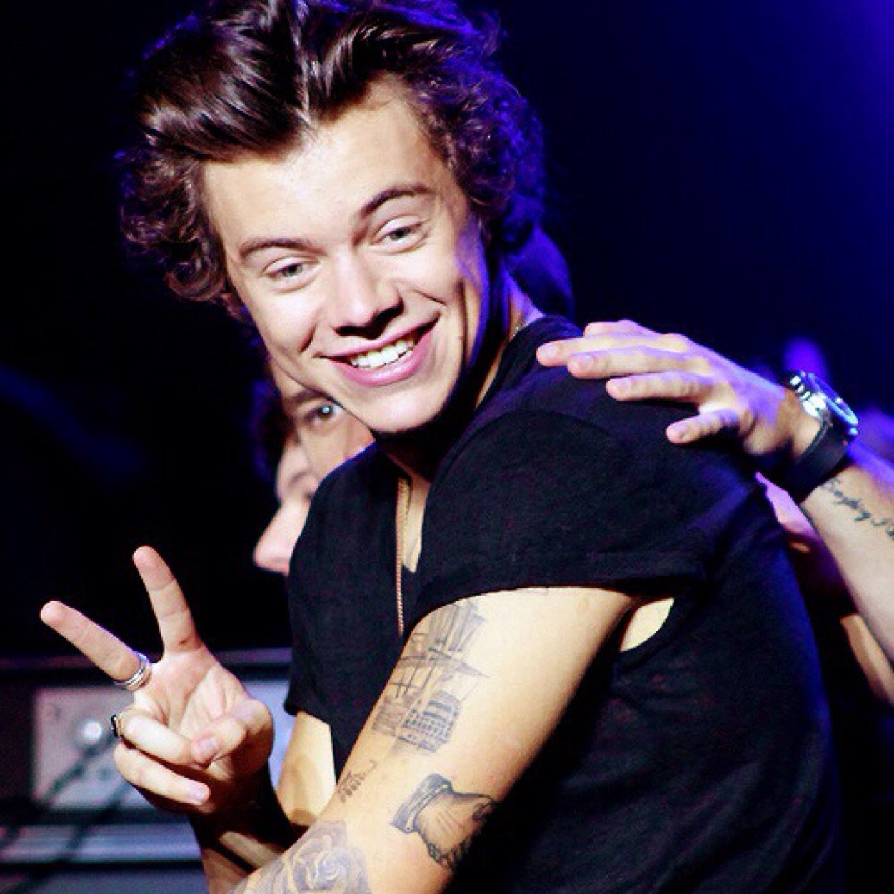 follow @stormlessharry because i gave your sexy face a free follow :~)