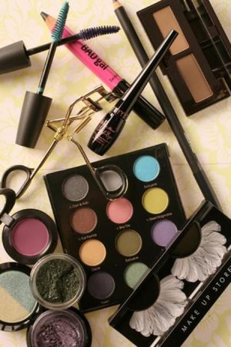 We offer great makeup and free samples to anyone who loves to look good!
