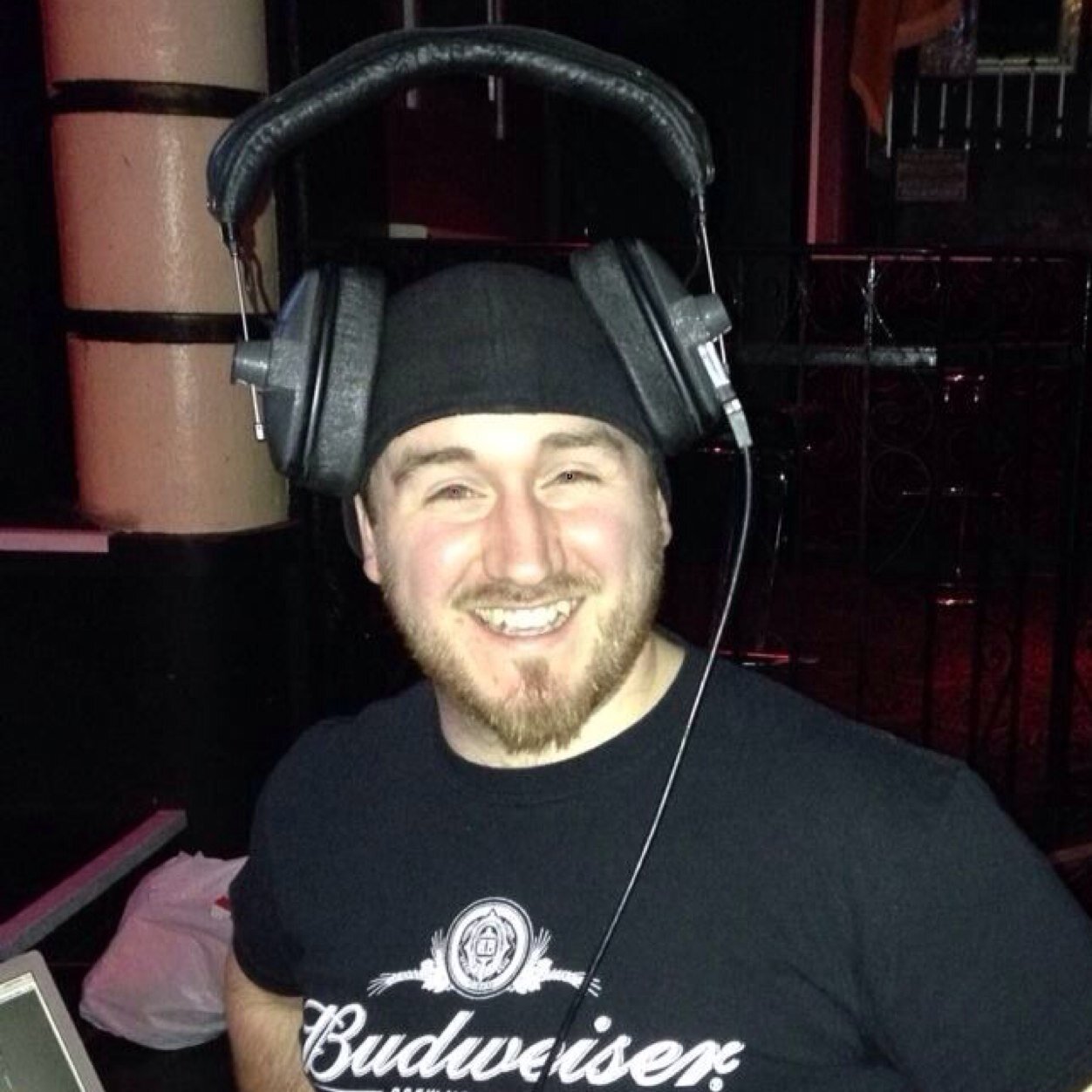 Live sound and Studio Recording Engineer. Proud beard owner since 1990.