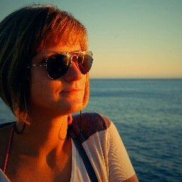 наивна, не гурман, меня часто посещают загоны всякого рода. Не реалист. Испытываю слабость к людям, слушающим безбилета