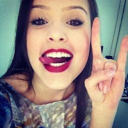 ∞  Sorria, desfrute da vida, mostre ao mundo que, por cada mil razões que te dão para estar triste, você tem mil e uma para sorrir. ;)