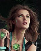 Голая женщина ограбила ювелирный магазин. К сожалению её лица запомнить не удалось.