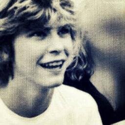 Dicen que el mundo tiene apenas unos 45 billones de años.

Mi mundo tiene tan solo 5O años. (Duff McKagan)