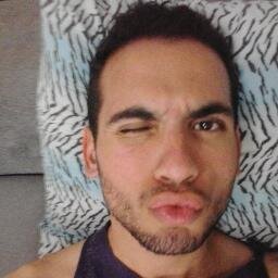Alguém estranhamente criativo que gosta da noite e que preza amizades como seu bem mais precioso.Uma pessoa que está em constante reforma.