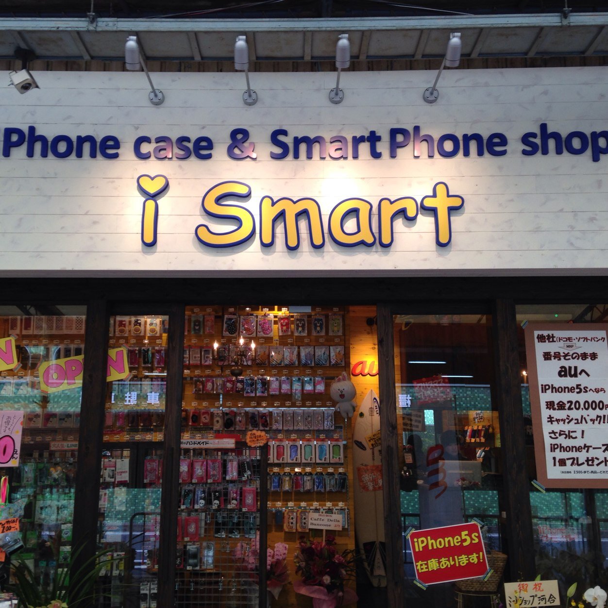 ismartでは約500種類以上のiPhoneケースを取り揃えております。 その中でも海外で買い付けしたケースや イヤホンジャック、ストラップ、キーホルダー等も豊富にございます。 是非、皆様のご来店お待ちしております！！