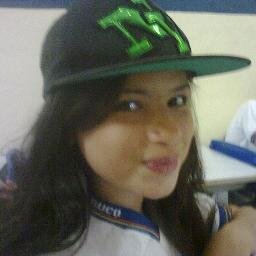 Uma menina meiga e abusa ;** meu deboche vem de berço