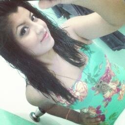 Es tan difícil encontrar quien te
asegure o te jure; Un amor que para
siempre dure♪
