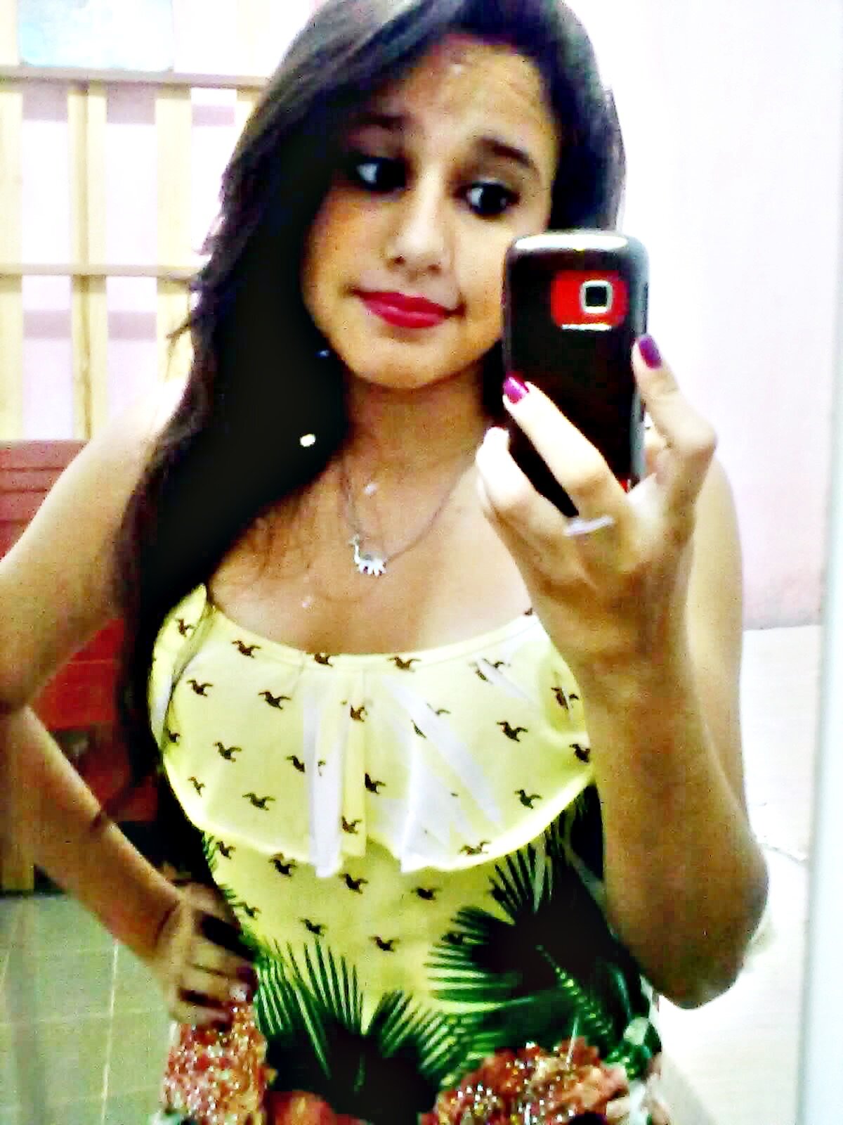sou uma pessoa chata as vezes legal 
amoo sorvete gosto mt de sair e sou uma pesoa carinhosa romantica etc...