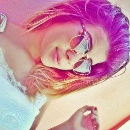 Sagitáriana, chata , carinhosa , adoro sertanejo. só '-'