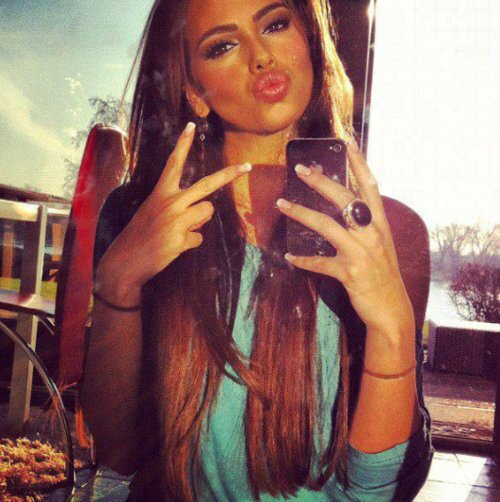 ValeFavri's profile picture. Stop sending me mixed signals, either you're into me or you're not.