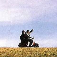Ho un nome importante e un cognome peculiare. Ero uscito dal gruppo ma sono tornato. Mi piacciono i libri. Ritwitto molto #facciamorete