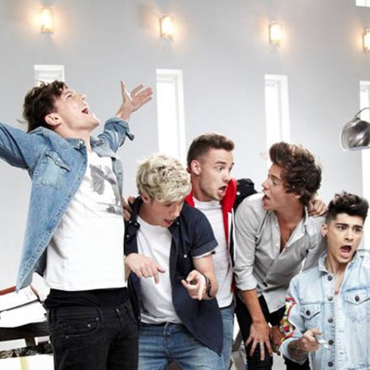 Hi guys my name is harry i love to sing abd muck around with my mates so can u please follow and ill follow back