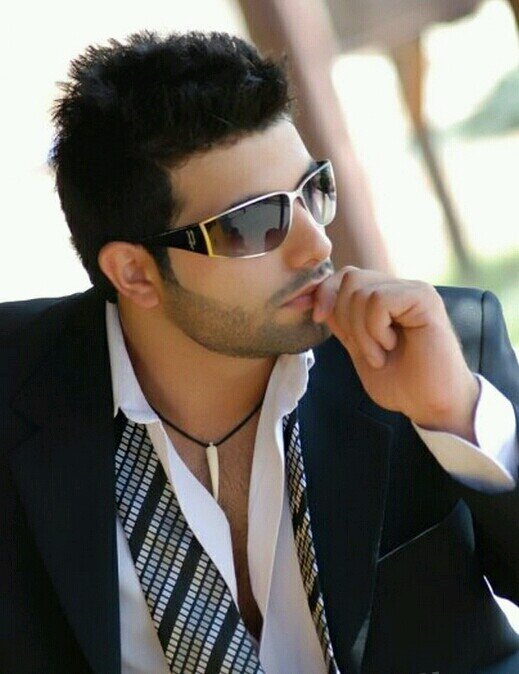‏‏‏“من العجيب - أن هُناك شخصٌ يجعل عامك سعيدًا بمُجرد تواجده ليومٍ واحدٍ فيه“.
 .