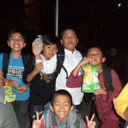 seneng banget jail,pecinta nasgor,sering makan martabak,suka baca buku,seneng futsal n renang
