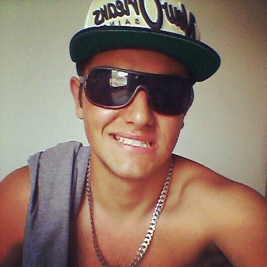 Sempre ouvindo um rap para alegrar a rapa
Nas ruas da sul eles me chamam brown,
maldito, vagabundo, mente criminal  !http://t.co/gu2vveqj