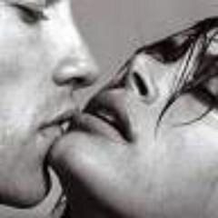 Épris de sensualité, j’admire les corps et aime me laisser guider dans des jeux de domination. Respectueux, discret, je cherche des échanges, pas de rencontres.