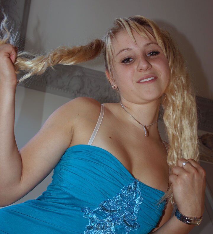 Die kleine Marie ist auf der Suche nach etwas Liebe *kicher*