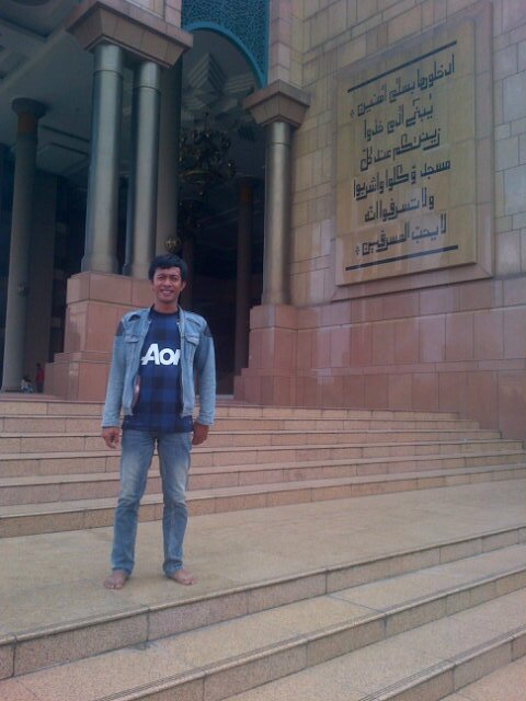 Cintailah apa-apa  di skitarmu dgn sewajarnya☺.   (Mancaster united,)