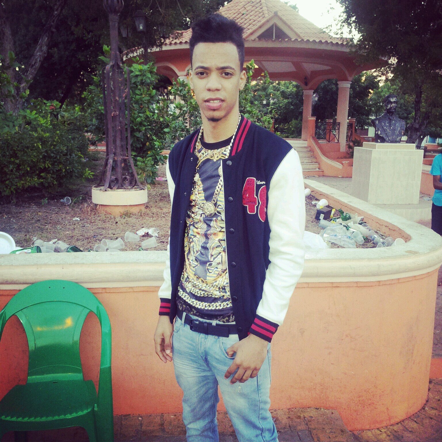 Ceo of Jeezhy Money Inc/ Artista/ Compositor/ Co-Productor/Hermano/Hijo/Amigo.