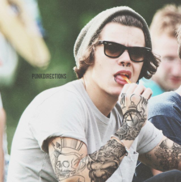 Hello Loves! Harry Here. xD Nahh Im just your Peter Pan baby xx ;) I dont bite. Okay maybe I do, Im Cheeky and a flirt! Random at most times xD {Single}{Bi}{Rp}