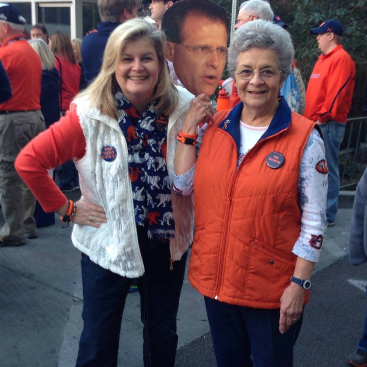Lucky girl who loves her husband, dogs, family, career & Auburn Tigers. WDE!