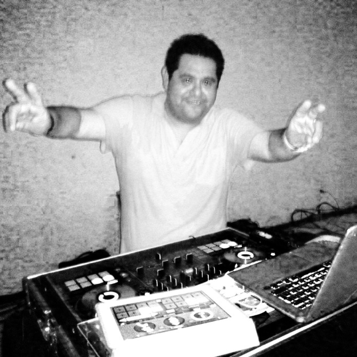 Hijo Desde 1969, Dj Desde 1982, Ingeniero Desde 1994, Esposo Desde 2001, Padre Desde 2006, Amante De La Buena Musica De Toda La Vida......Ese Soy Yo