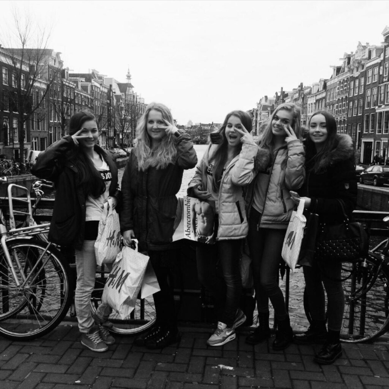 Girlband die bestaat uit: @Renate_072x @fabiennelove_x @Fleurlove_x @isaaatjeeee @maartje_072x - Iedere 50 volgers een nieuw filmpje!