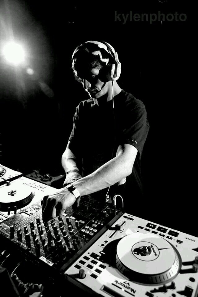 DJ/Live Preformer
21 yr old Nick Blomberg aka Klassik Lives in Eugene, Or ;) #Electro #klassik                             Booking Info - skdvsate5@gmail.com