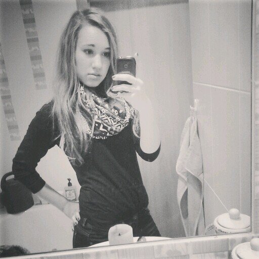 Hii my name's Lea... I'm 13 years old.. I am the biggest belieber..:3 Follow me I'll follow you back..;))