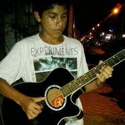 toco violão, guitarra , baixo , teclado, bateria e etc só isso rsrsrs