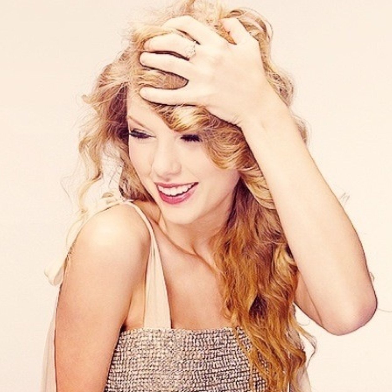 follow @heidiswiftt please!