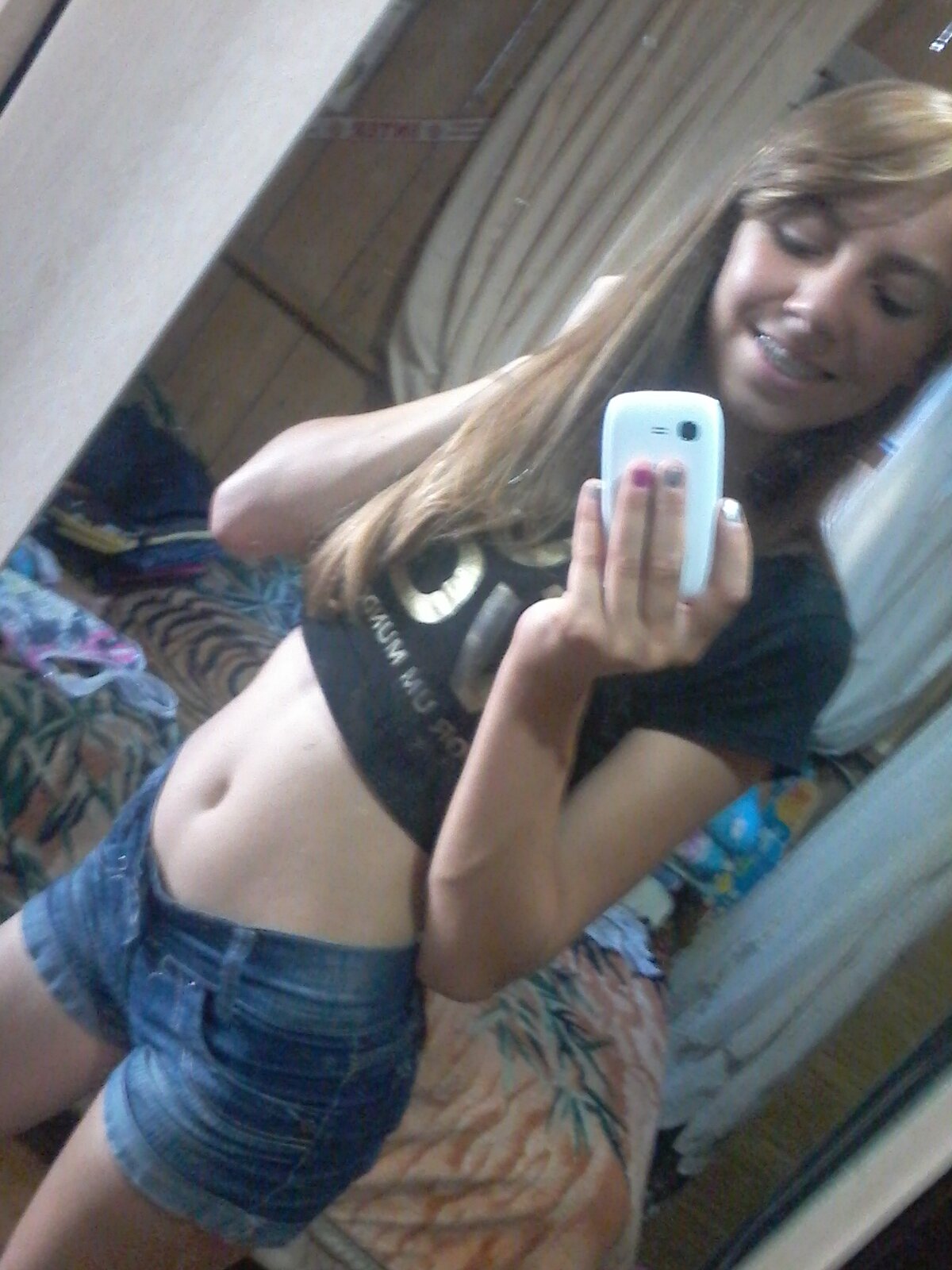 Amoo praia e verão... Curto um funk... Sertanejo... Meio loka as veze mais so tri... Estar cm pessoas q eu amo m faz bem... ♥♥