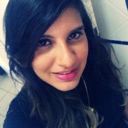 Deixo da maquiagem e por de trás do sorriso, eu sou apenas uma menina que deseja o mundo.
