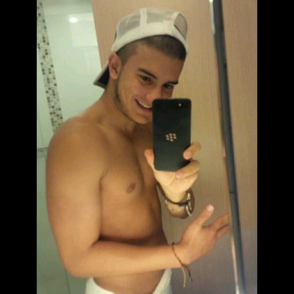 Wao! esa sonrisa, quitate la camisa...