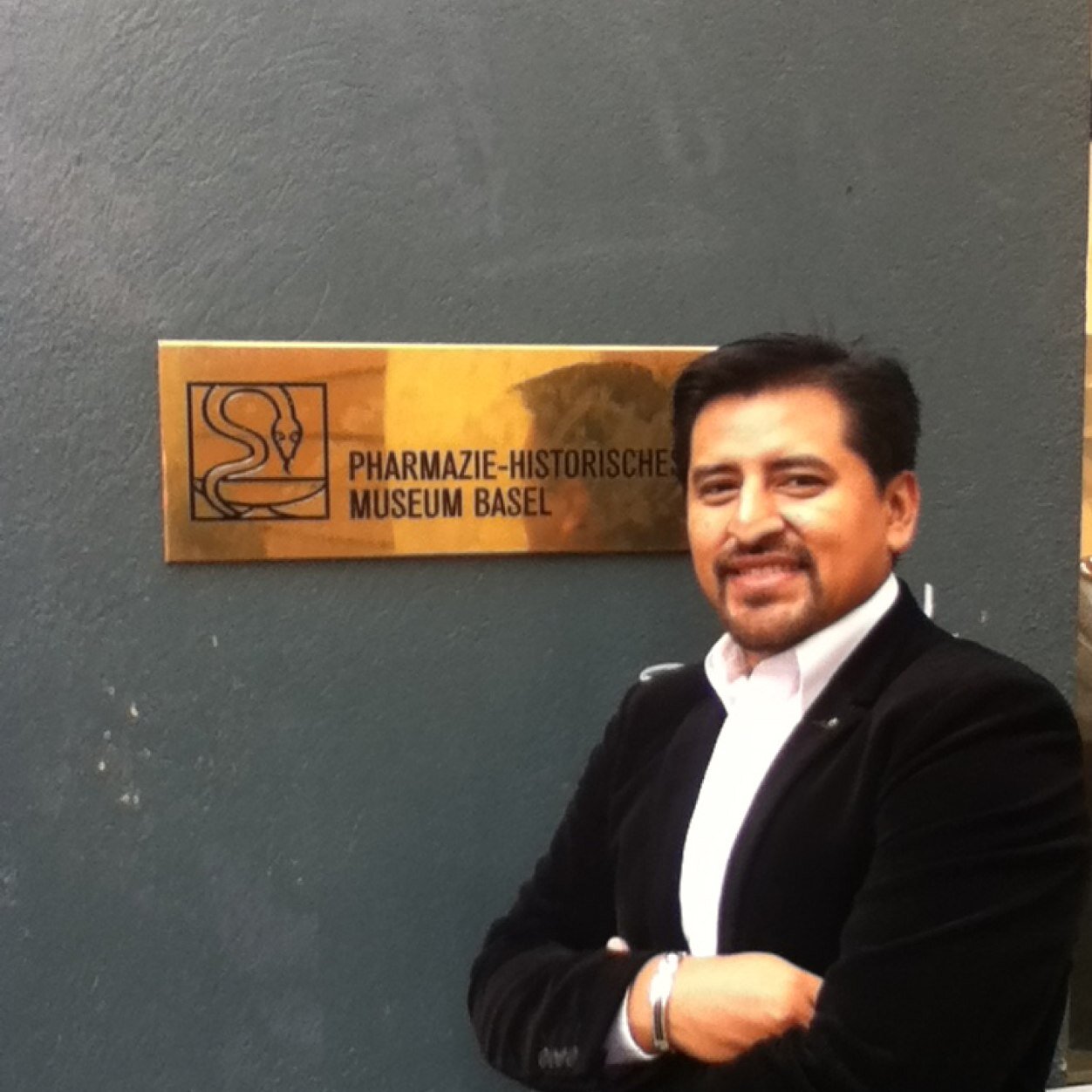 Farmaceutico, krav maga instructor y en mis ratos libre mariachi!! Mi lema, aprovecha hasta el ultimo milisegundo